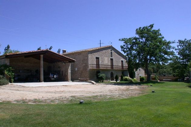 Foto 2 de Casa rural en venda a calle Llagostera de 8 habitacions amb piscina i jardí