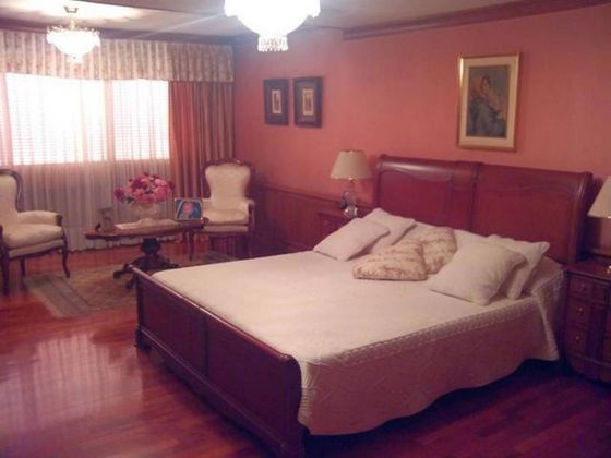 Foto 1 de Pis en venda a Casco Antiguo - Santa Cruz de 4 habitacions amb garatge i aire acondicionat