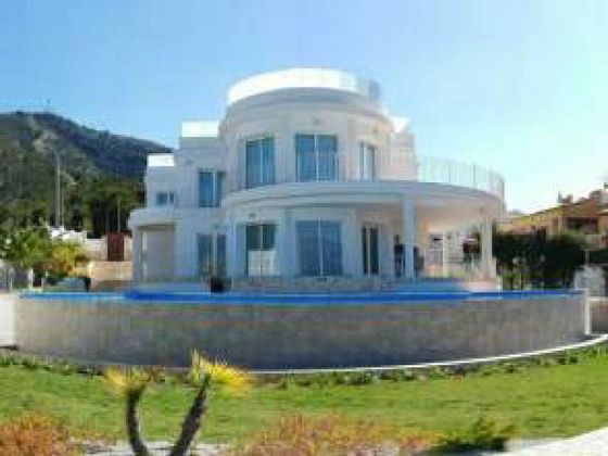 Foto 1 de Xalet en venda a Alfaz del Pi Pueblo-Urbanizaciones de 5 habitacions amb terrassa i piscina