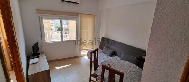 Foto 2 de Alquiler de piso en Ciudad Jardín - Tagarete - El Zapillo de 1 habitación con terraza y muebles