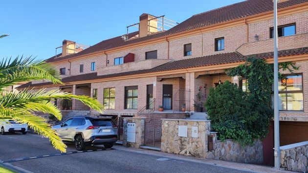 Foto 1 de Casa adossada en venda a calle Manuel de Falla de 4 habitacions amb terrassa i balcó