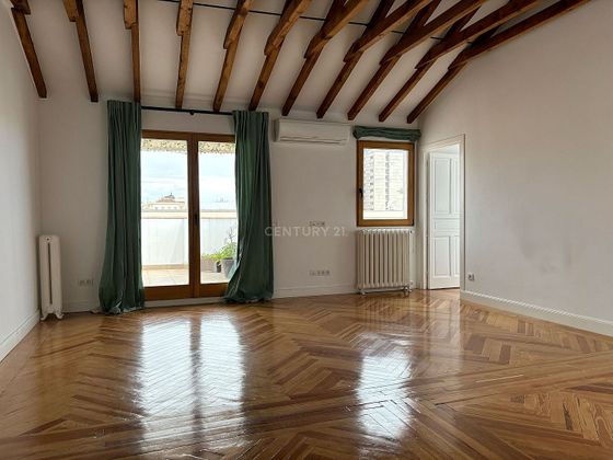 Foto 2 de Ático en alquiler en Justicia - Chueca de 2 habitaciones con terraza y aire acondicionado