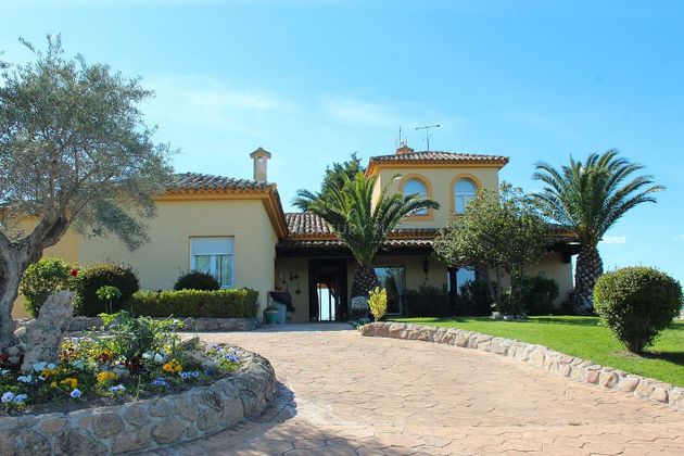 Foto 1 de Chalet en venta en Sevilla la Nueva de 8 habitaciones con terraza y piscina