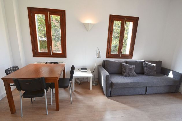 Foto 1 de Piso en alquiler en La Llotja - Sant Jaume de 1 habitación con muebles y balcón