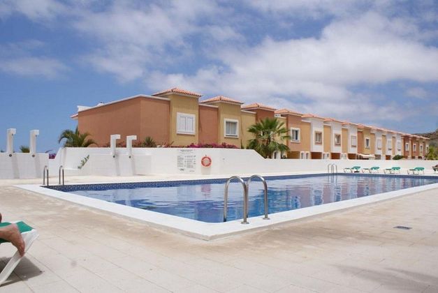 Foto 1 de Venta de casa en Costa Adeje de 3 habitaciones con terraza y piscina