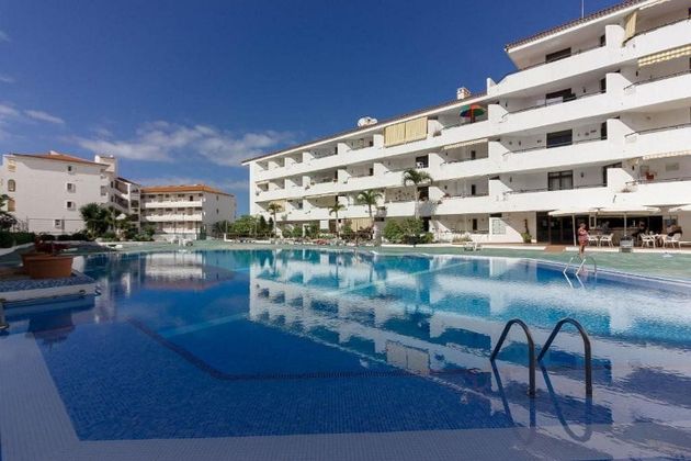 Foto 1 de Venta de piso en Los Cristianos - Playa de las Américas de 2 habitaciones con piscina y balcón