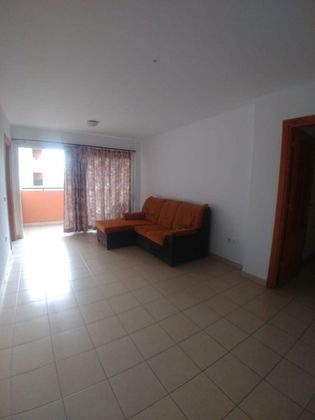 Foto 2 de Piso en venta en Buzanda - Cabo Blanco - Valle San Lorenzo de 2 habitaciones con garaje y balcón