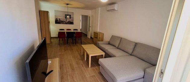 Foto 2 de Alquiler de piso en Zona Puerto Deportivo de 3 habitaciones con garaje y muebles