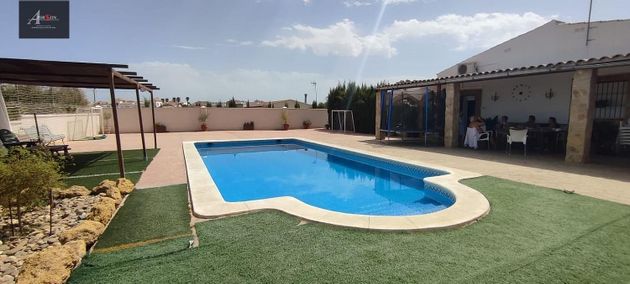 Foto 1 de Chalet en venta en Cañada Rosal de 4 habitaciones con piscina y jardín