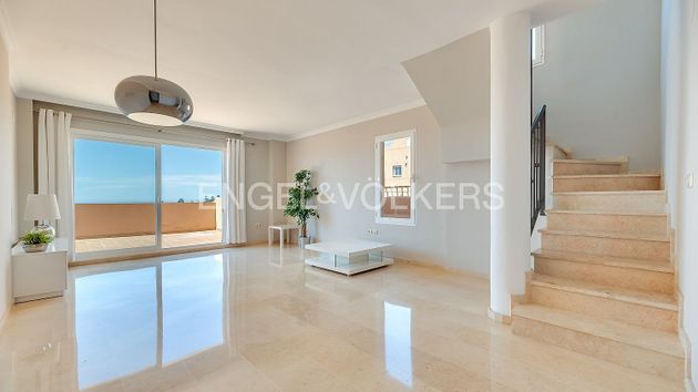 Foto 2 de Àtic en venda a Elviria de 2 habitacions amb terrassa i piscina