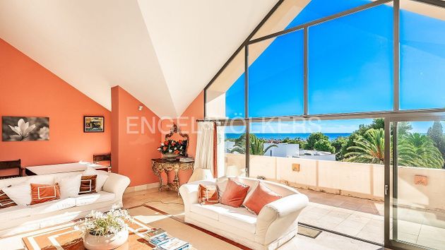 Foto 1 de Ático en venta en Los Monteros - Bahía de Marbella de 2 habitaciones con terraza y piscina