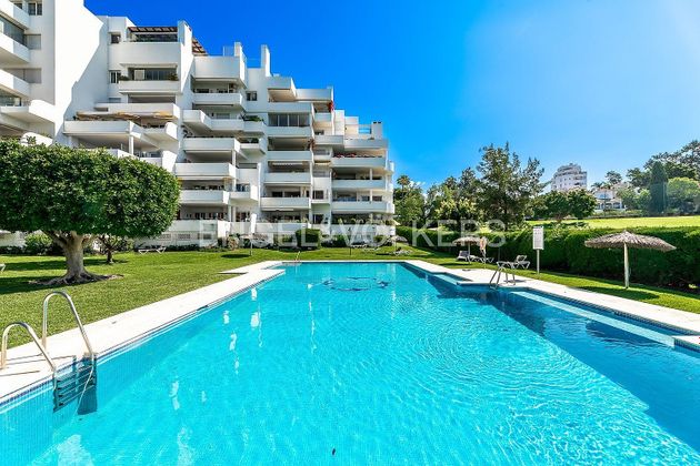 Foto 1 de Venta de piso en Guadalmina de 2 habitaciones con terraza y piscina
