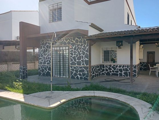 Foto 1 de Chalet en venta en Umbrete de 4 habitaciones con terraza y piscina