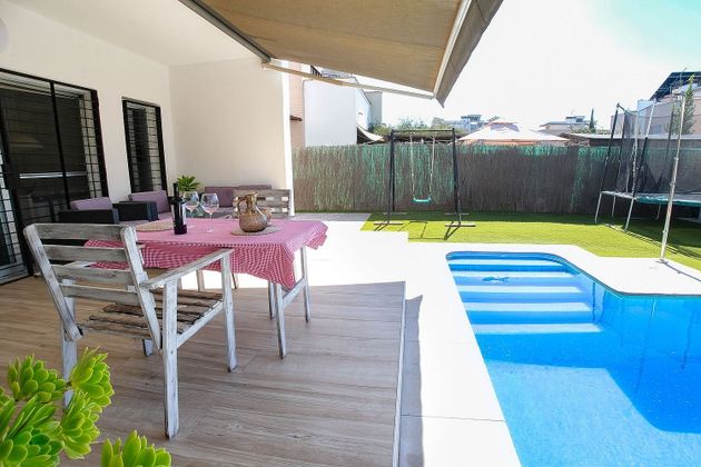 Foto 1 de Casa en venta en Bollullos de la Mitación de 4 habitaciones con terraza y piscina