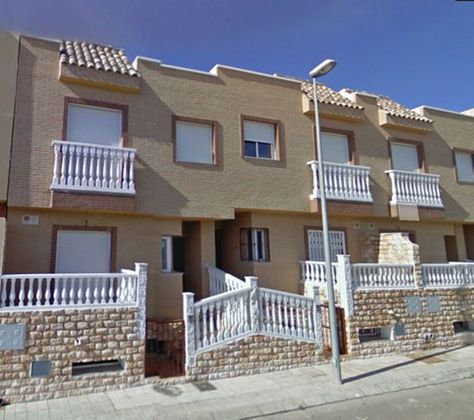 Foto 1 de Casa adossada en venda a calle Monasterio de Yuste de 3 habitacions amb terrassa