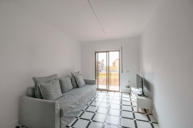 Foto 1 de Pis en lloguer a La Plana de 3 habitacions amb mobles i balcó