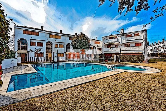 Foto 1 de Venta de casa en calle Sardana de 4 habitaciones con terraza y piscina