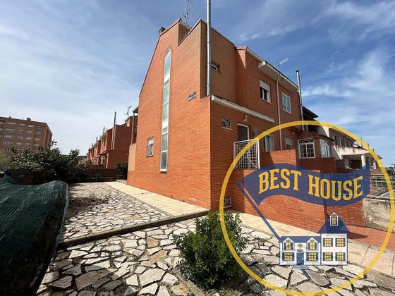 Foto 1 de Casa adossada en venda a Reyes Católicos - Paseo San Antonio de 4 habitacions amb terrassa i garatge
