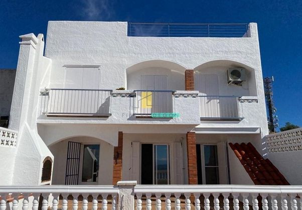 Foto 2 de Casa adosada en venta en calle Jordi de Sant Jordi de 3 habitaciones con terraza y garaje