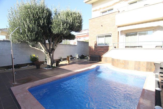 Foto 1 de Chalet en venta en Olesa de Montserrat de 5 habitaciones con terraza y piscina