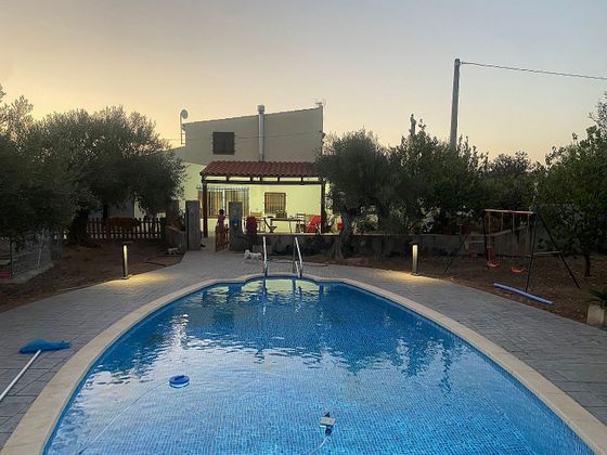 Foto 1 de Casa adossada en venda a calle Diseminado de 3 habitacions amb terrassa i piscina