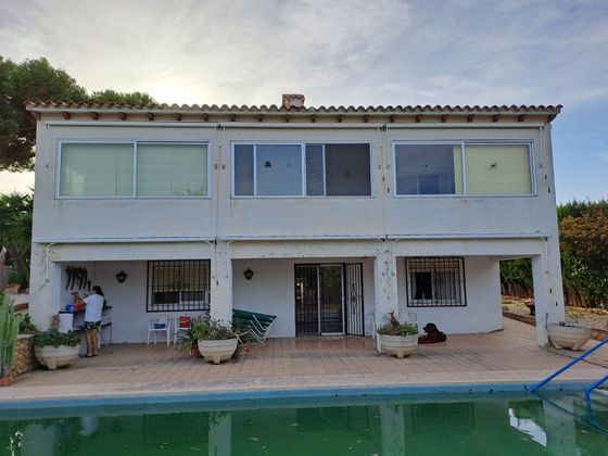 Foto 1 de Venta de casa en Alfaz del Pi Pueblo-Urbanizaciones de 5 habitaciones con terraza y piscina