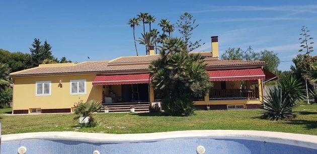 Foto 1 de Chalet en venta en Peña de las Águilas de 7 habitaciones con terraza y piscina