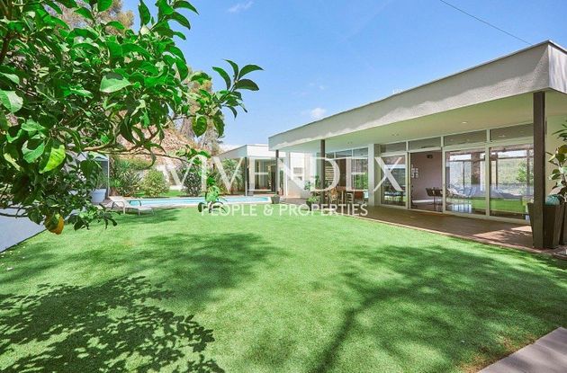 Foto 1 de Chalet en venta en Vallirana de 4 habitaciones con terraza y piscina