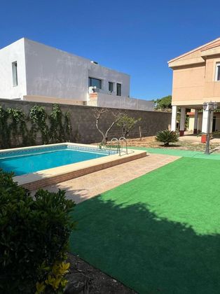 Foto 1 de Alquiler de chalet en Monserrat de 3 habitaciones con terraza y piscina
