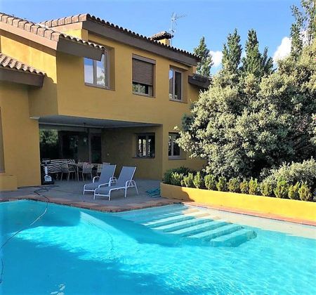 Foto 2 de Chalet en venta en La Pizarra de 5 habitaciones con terraza y piscina