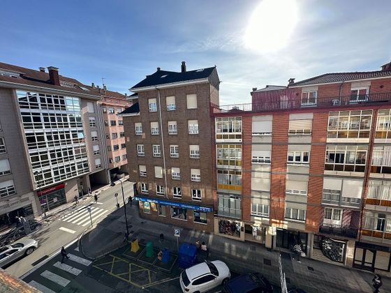 Foto 2 de Pis en venda a calle Ramiro I de 3 habitacions amb terrassa i ascensor