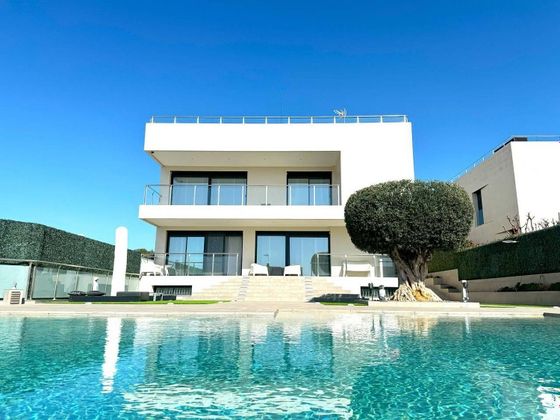 Foto 1 de Chalet en venta en Montgat de 5 habitaciones con terraza y piscina