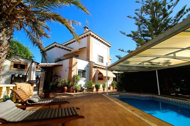 Foto 1 de Casa en venta en Nueva Torrevieja - Aguas Nuevas de 6 habitaciones con terraza y piscina