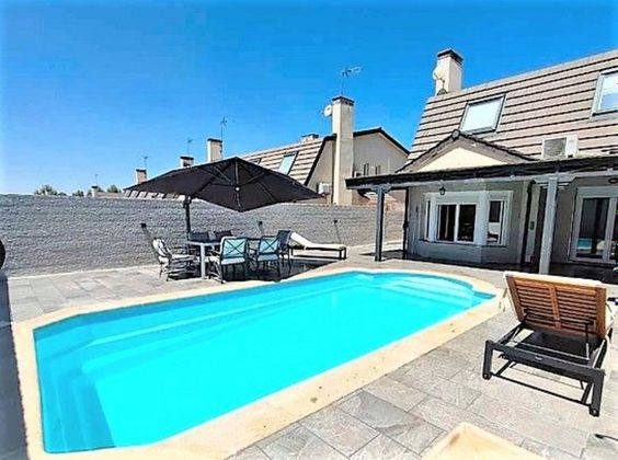 Foto 1 de Casa adossada en venda a Illescas de 5 habitacions amb piscina i aire acondicionat