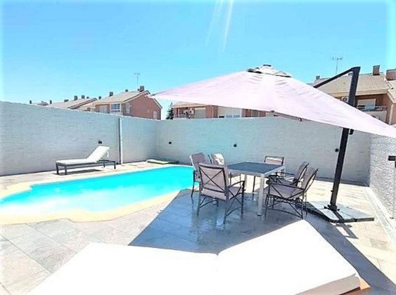 Foto 2 de Casa adossada en venda a Illescas de 5 habitacions amb piscina i aire acondicionat
