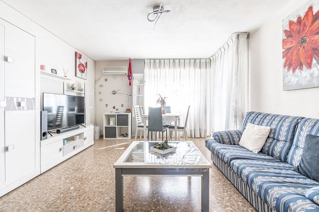 Foto 2 de Piso en alquiler en avenida De Pablo Neruda de 3 habitaciones con terraza y muebles