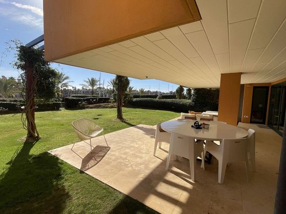 Foto 2 de Piso en venta en Puerto de Sotogrande-La Marina de 4 habitaciones con terraza y piscina