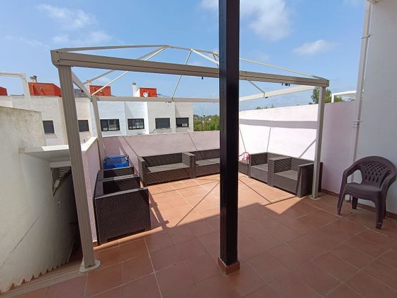 Foto 2 de Casa adosada en venta en Centro - El Castillo de 3 habitaciones con terraza y piscina