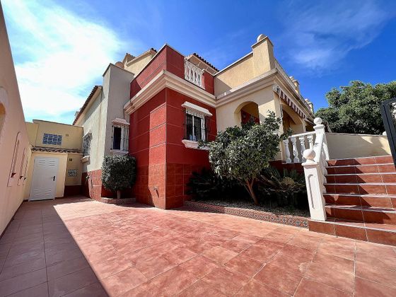 Foto 2 de Casa adossada en venda a Nueva Torrevieja - Aguas Nuevas de 3 habitacions amb terrassa i piscina