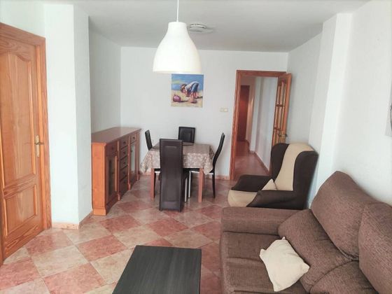 Foto 2 de Alquiler de piso en Nueva Andalucía de 3 habitaciones con terraza y muebles