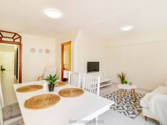 Foto 1 de Alquiler de piso en Centro - Almería de 2 habitaciones con muebles y aire acondicionado
