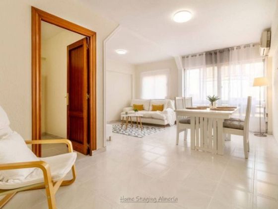 Foto 2 de Alquiler de piso en Centro - Almería de 2 habitaciones con muebles y aire acondicionado