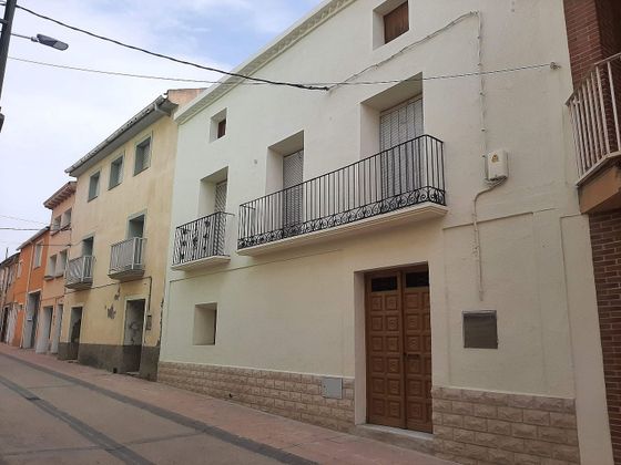 Foto 1 de Venta de casa en calle Pablo Santolaria de 4 habitaciones con terraza y jardín