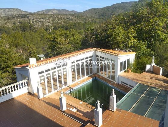 Foto 1 de Chalet en venta en Simat de la Valldigna de 5 habitaciones con terraza y piscina
