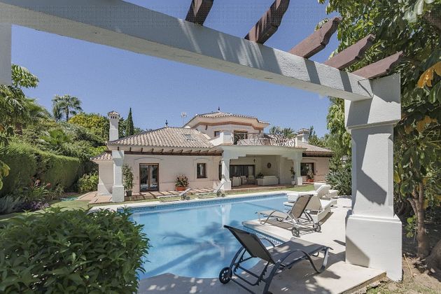 Foto 2 de Chalet en venta en Nueva Andalucía centro de 6 habitaciones con terraza y piscina