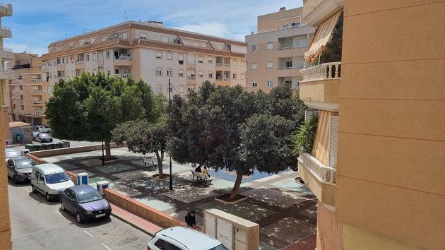 Foto 1 de Pis en venda a Centro - Torrevieja de 2 habitacions amb terrassa i piscina