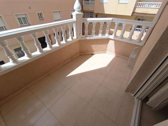 Foto 2 de Pis en venda a Centro - Torrevieja de 2 habitacions amb terrassa i piscina