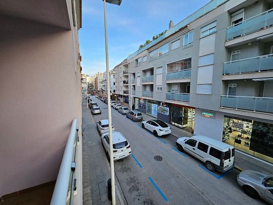 Foto 2 de Alquiler de piso en calle De Les Tosqueres de 2 habitaciones con muebles y balcón