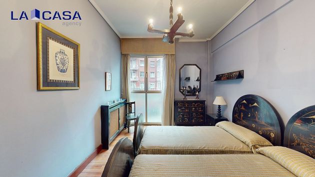 Foto 2 de Piso en venta en Indautxu de 3 habitaciones con balcón y calefacción