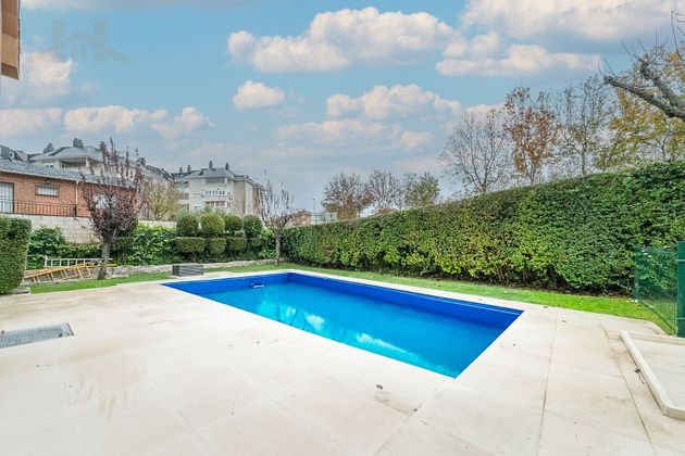 Foto 1 de Casa en venda a El Mirador de 4 habitacions amb piscina i jardí